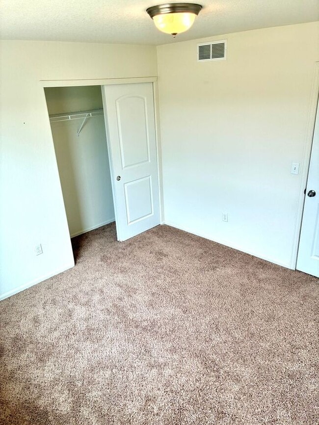 Building Photo - Beautiful 4 Bedroom Two-Story Home in Windsor!