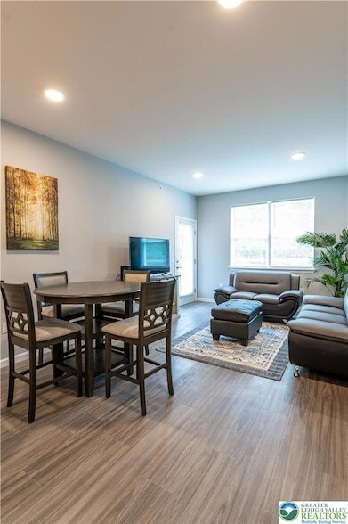 Building Photo - 948 N Front St