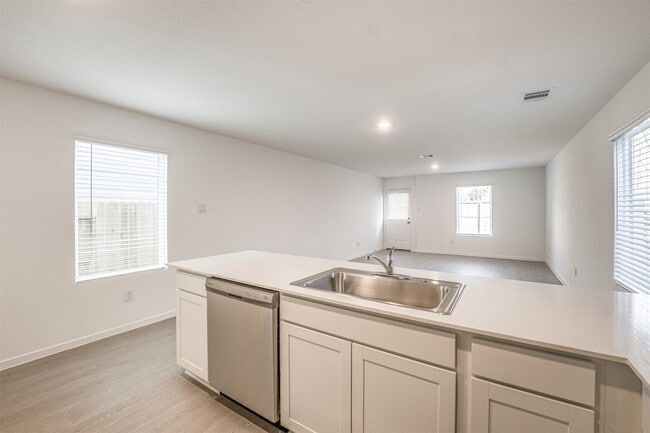 Building Photo - 919 Pertuso Ln