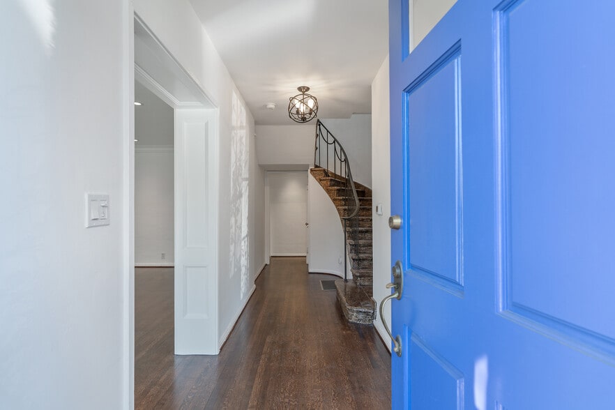 Building Photo - 1604 Pandora Ave