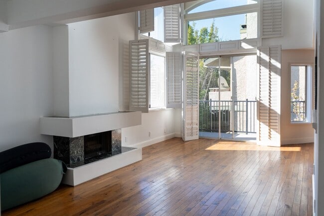 Building Photo - An Enchanted View Townhome