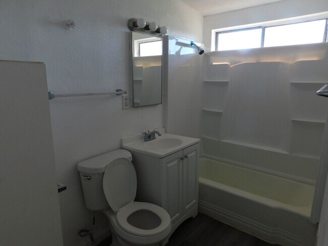 Building Photo - Cozy 2bd 1ba