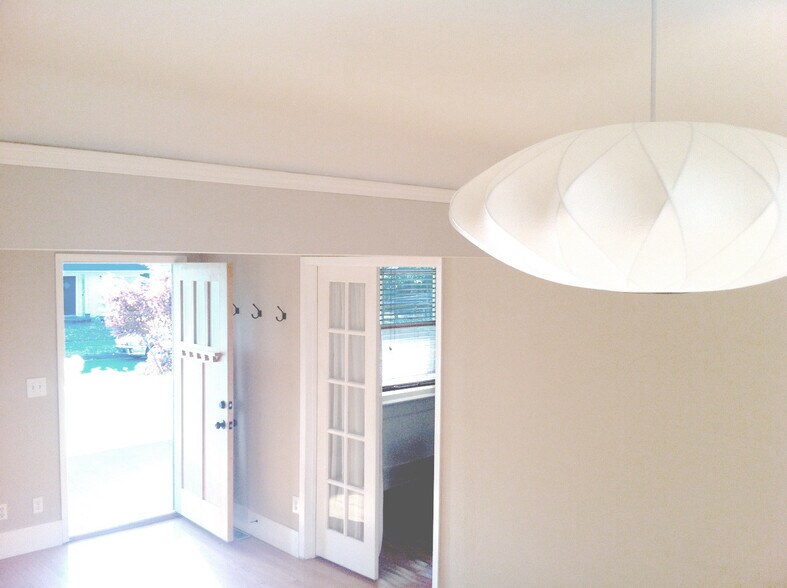 MCM Classic George Nelson saucer from DWR. - 5124 NE 35th Pl