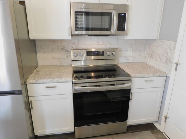 Building Photo - Rare find!