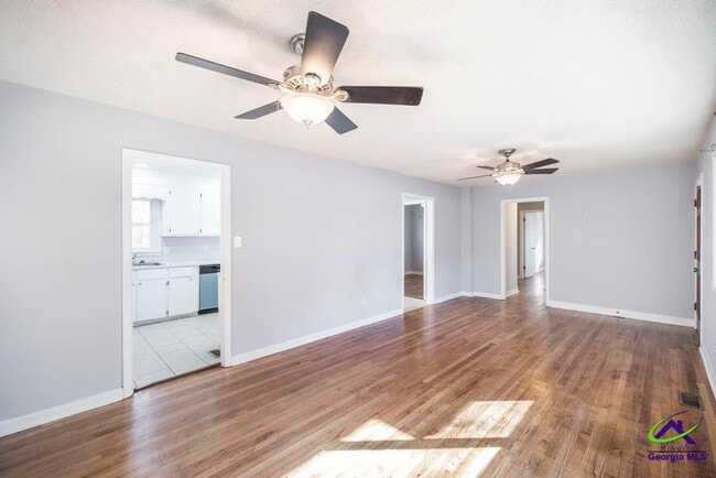 Building Photo - 718 Oakview Square