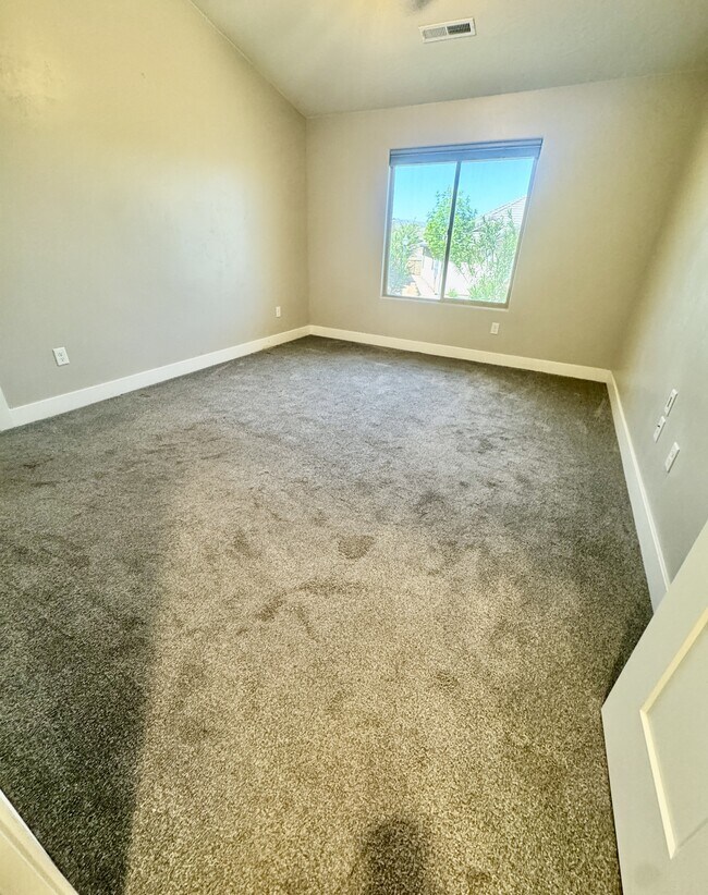 Building Photo - 2261 S Tonaquint Dr