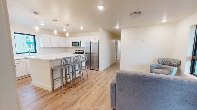 Building Photo - 911 S Main-911-202