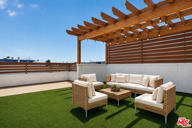 Building Photo - 1678 Topanga
