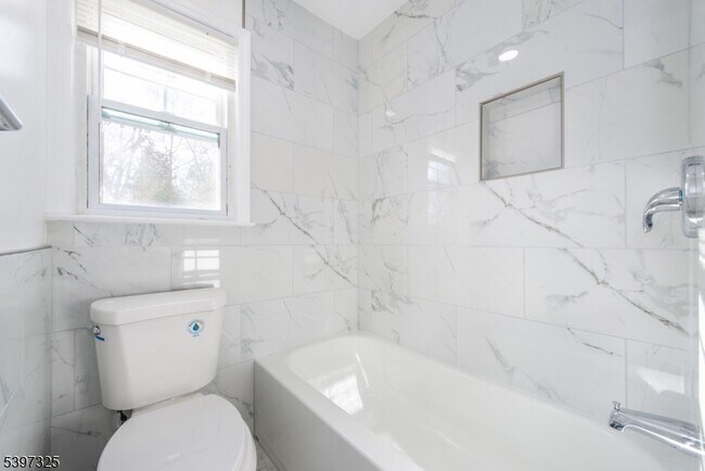 Building Photo - 4 Maureen Ct