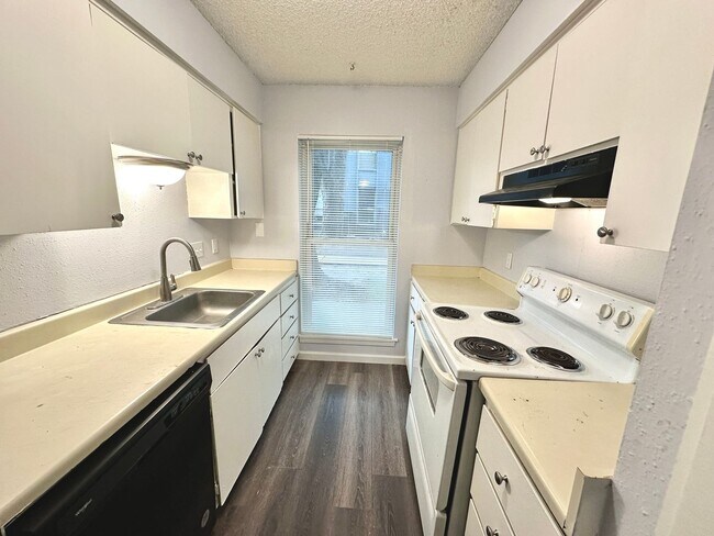 Building Photo - 3822 Southway Dr