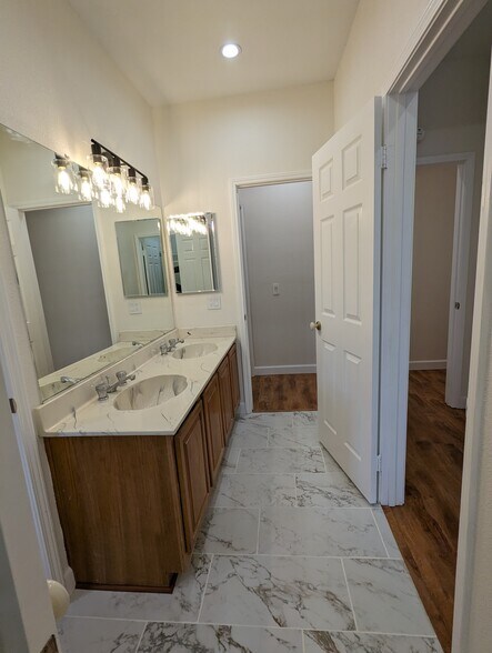 Building Photo - 42057 Parkmont Dr