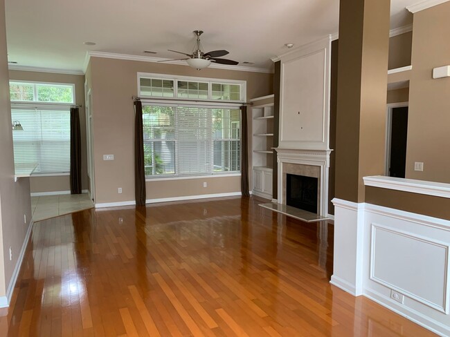 Building Photo - 4 bed 2 bath