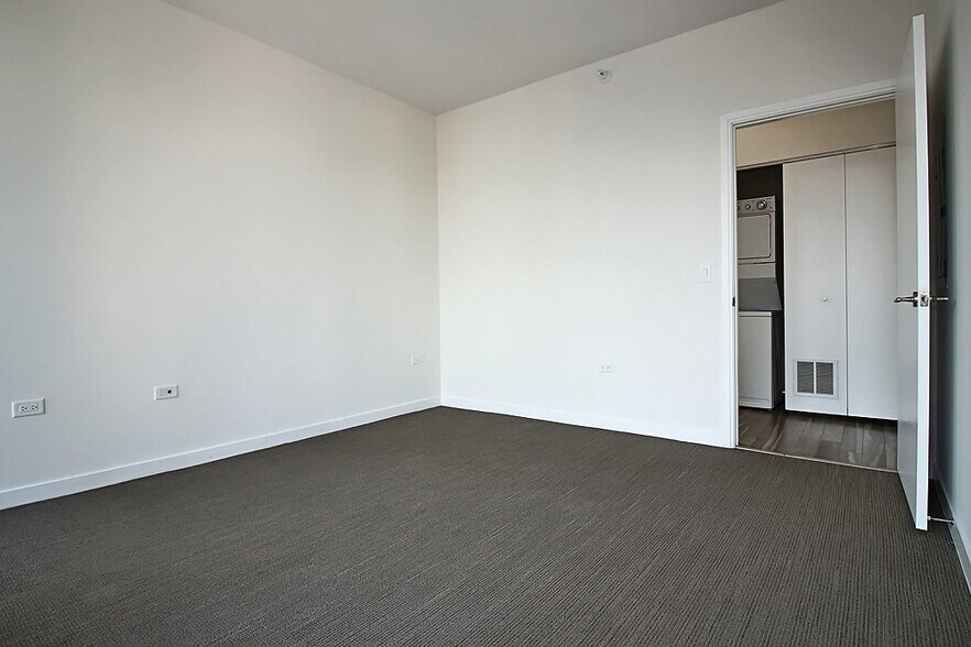 Building Photo - 814 N La Salle Dr