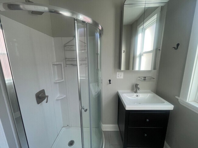 Building Photo - Two unit building with shared laundry and entryway