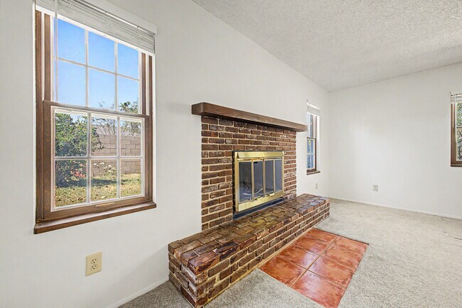 Building Photo - 2822 E Willow Ave