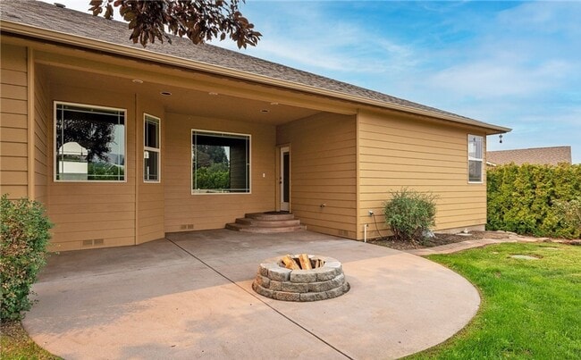 Building Photo - Gorgeous 4 bed, 3 full baths Craftsman Sty...