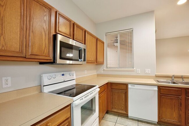 Building Photo - Charming 3/2.5 Spacious Townhome with a 2 ...