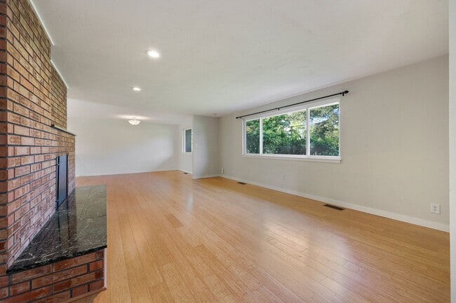 Building Photo - Room to roam! 3 bed, living, dining, den, ...