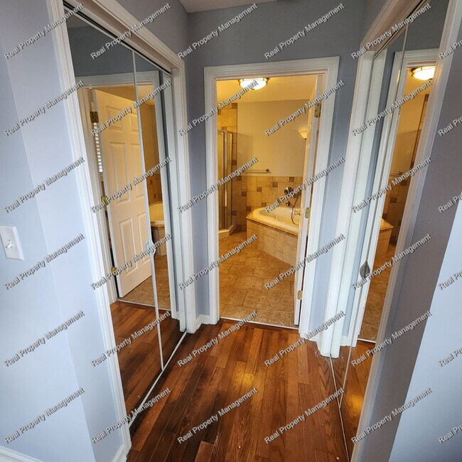 Building Photo - Updated Four Bedroom Hobart Ranch