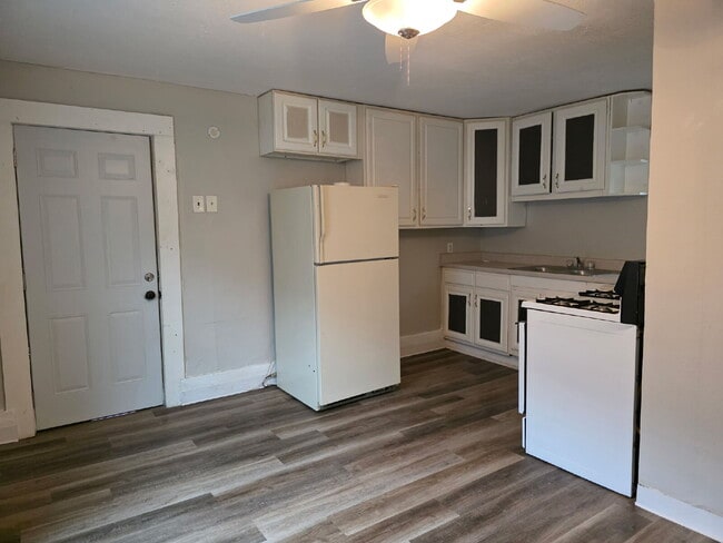 Building Photo - Charming 2-Bedroom, 1-Bathroom Home with views of Downtown Des Moines