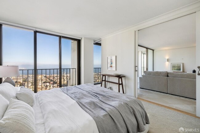 Building Photo - 999 Green St