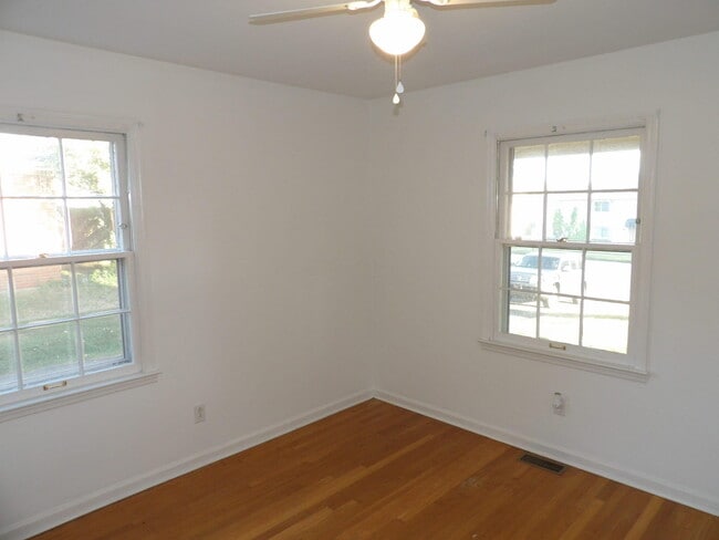 Building Photo - 837 Malabu Dr