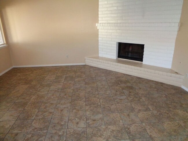 Building Photo - Adorable Single Level Eastside Duplex With...