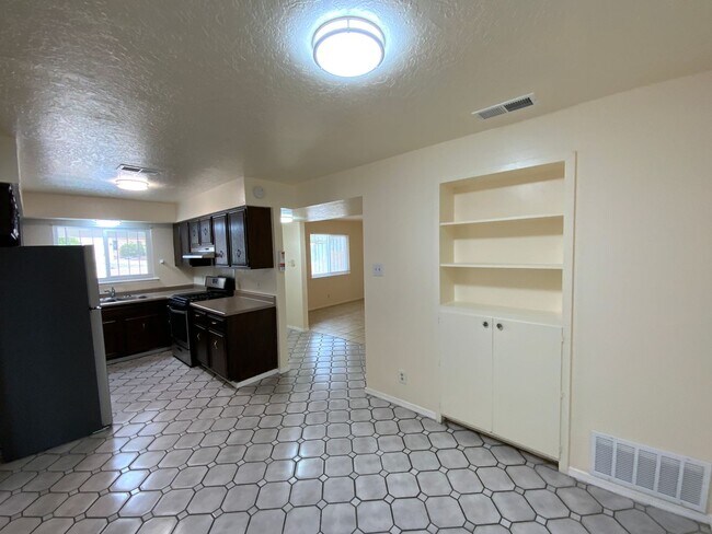 Building Photo - 4 Bedroom Single Story Home Available Near Tramway Blvd NE & Lomas Blvd NE!