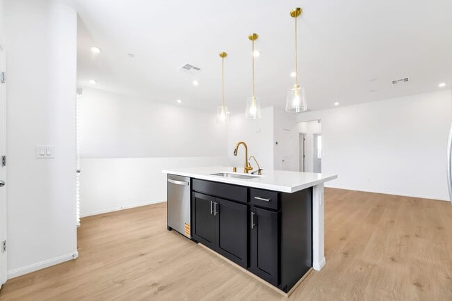 Building Photo - Modern Living in Cadence | Stylish Townhome with Open Concept & Community Amenities!