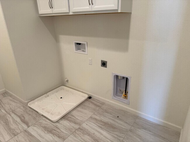 Building Photo - Beautiful 5 Bedroom, 3 Bathroom, 2800 Sqft...