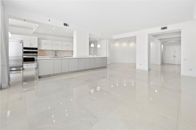 Building Photo - 808 Brickell Key Dr