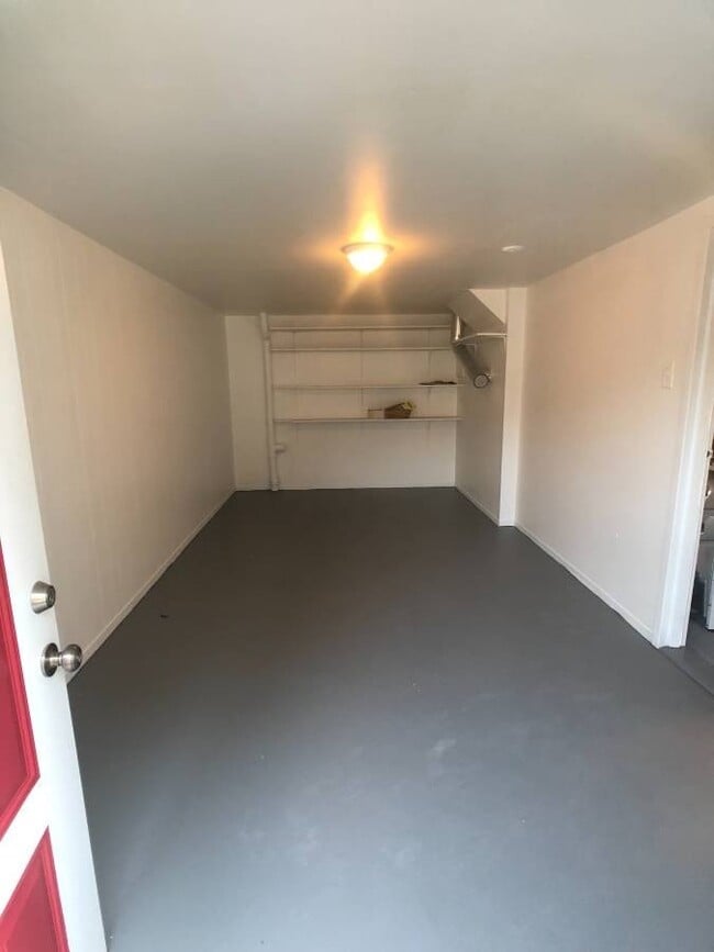 Building Photo - Newer & Modern 3 Bed., 1.5 Bath Home w/W/D...