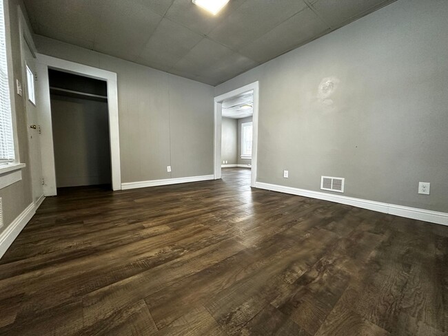 Building Photo - Recently Renovated 3 Bedroom 1 Bath Single...