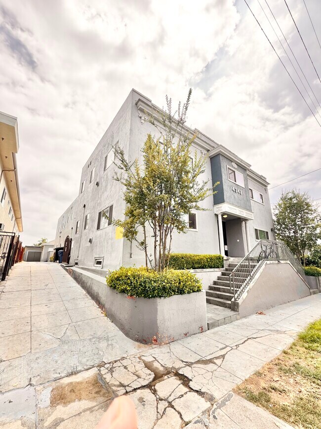 Building Photo - 4348 Lockwood Ave