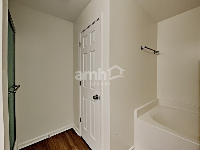 Building Photo - 817 Laramie Ct