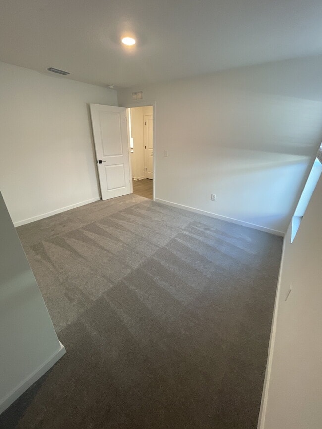 Building Photo - 1270 Ahoy Ave