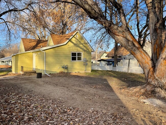 Building Photo - Quaint 3 Bedroom in NW Minot