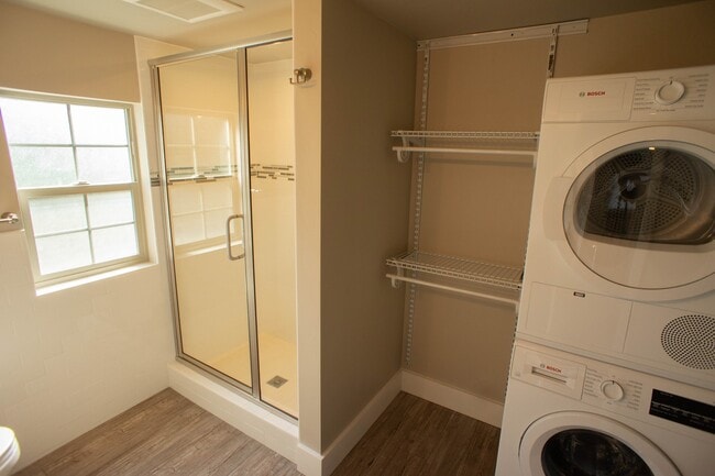 Building Photo - Downtown Tiny House