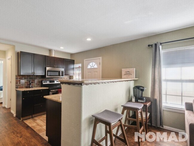 Building Photo - 1 bedroom renovated duplex