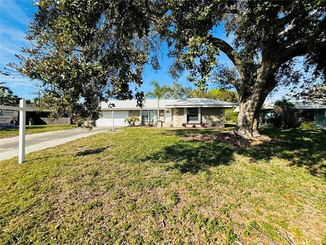 Building Photo - 237 Matisse Cir N