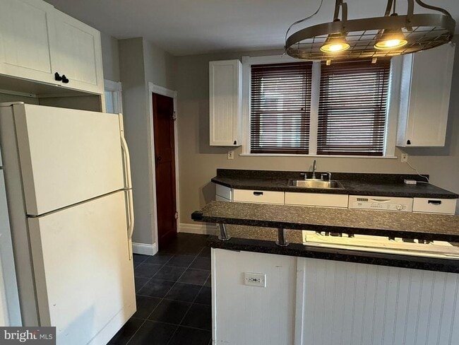 Building Photo - 134 W 8th Ave