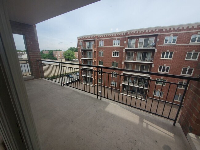 Building Photo - 5000 Oakton St