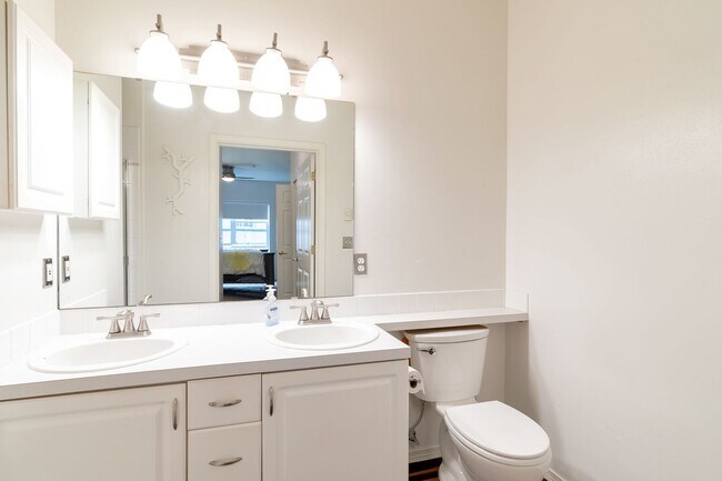 Building Photo - Amazing West Seattle 2 bedroom 2 bath W/S/...