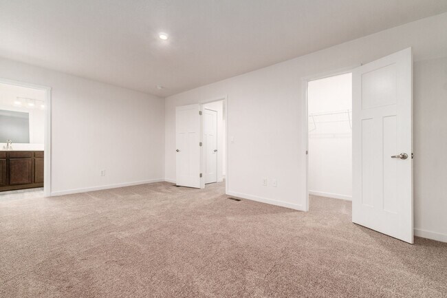 Building Photo - 120 Red Willow Dr