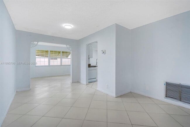 Building Photo - 1005 SW 18th St