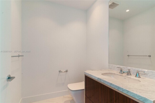 Building Photo - 15701 Collins Ave