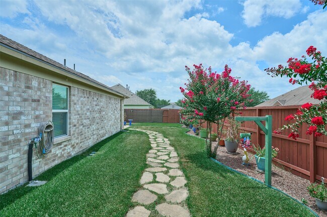 Building Photo - 9940 Yearling Pl