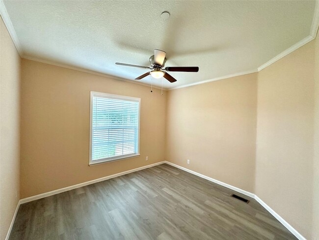 Building Photo - 831 Country Club Rd