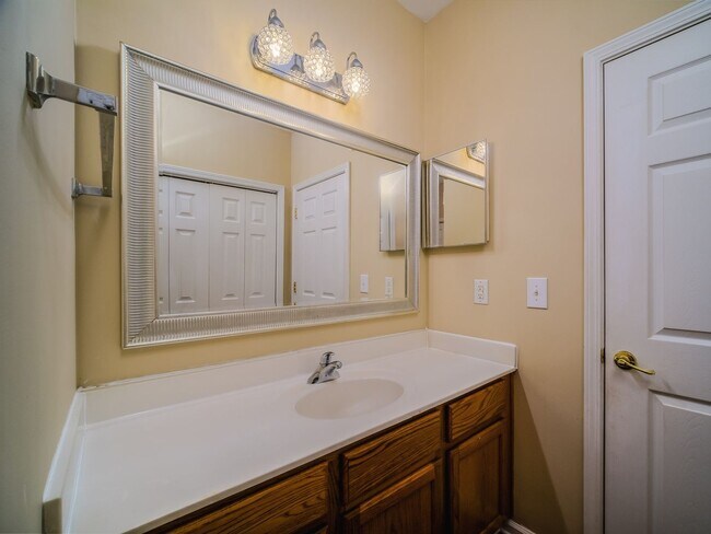 Building Photo - 7020 Somerset Springs