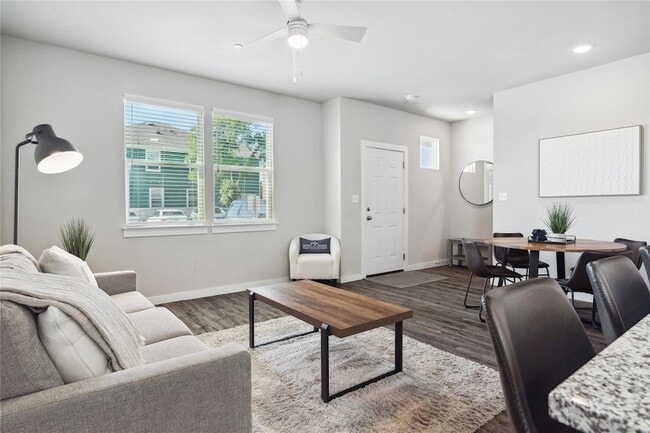 Building Photo - 705 Horseshoe Dr